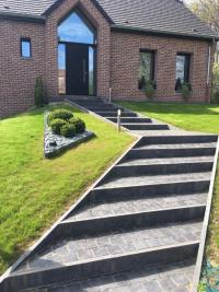 Escalier réalisé en pavés résine et pierre bleue,  mis en valeur par les espaces verts, secteur Jenlain