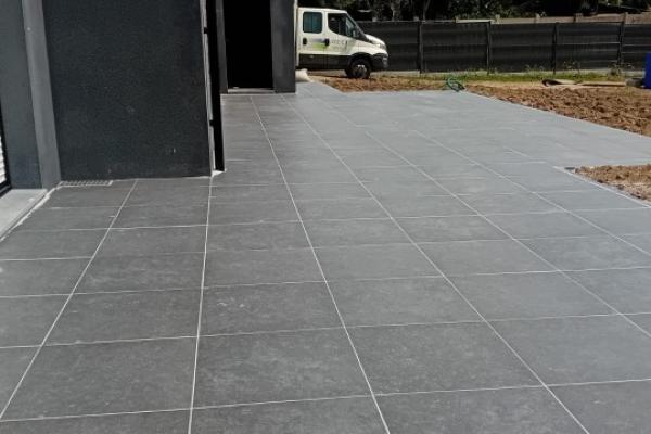 Superbe terrasse en dalles céramiques 60x60 Icon Bleu à Avesnes lez Aubert