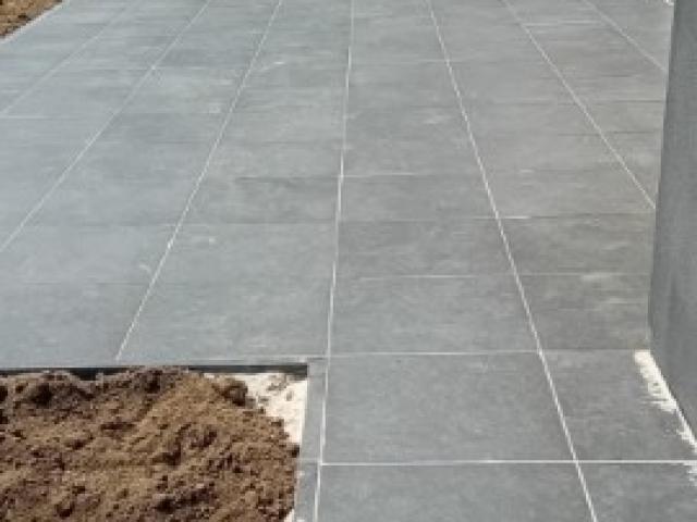 Superbe terrasse en dalles céramiques 60x60 Icon Bleu à Avesnes lez Aubert